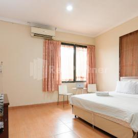 SR Residence near Mall Ciputra Cibubur Mitra RedDoorz，位于贝克西的酒店