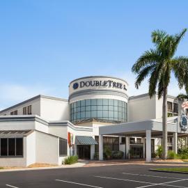 Doubletree by Hilton Fort Myers at Bell Tower Shops,位于迈尔斯堡的酒店