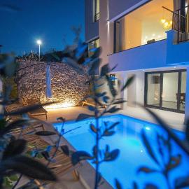 Beautiful Apartment With Pool，位于兹曼的酒店