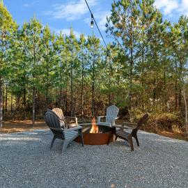 3 Mi to Lake: Cabin w/ Hot Tub in Broken Bow!