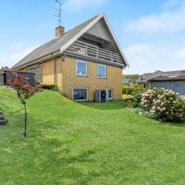 5 Bedroom Lovely Home In Allinge，位于阿灵厄的酒店