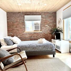 L'Escapade Champlain - 2 Min Falls - Free Parking，位于圣让德博时的酒店