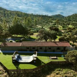 Casa Rural con skatepark y piscina " La Quijada del Lobo "，位于列雷纳的酒店