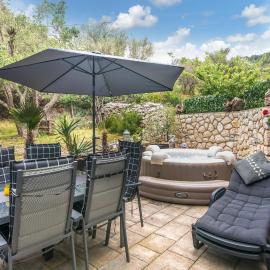 3 Bedroom Luxurious Home In Miholascica，位于Miholašćica的酒店