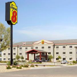 Super 8 by Wyndham Topeka at Forbes Landing，位于托皮卡的酒店