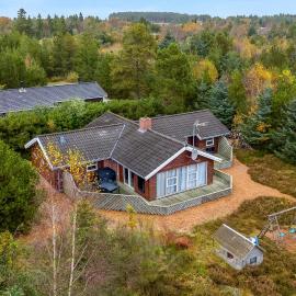 Cozy And Spacious Holiday Home Near Torup Strand Close To The North Sea，位于菲耶里茨莱乌的酒店