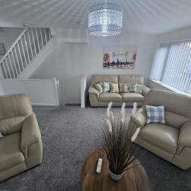 New 4bedroom house near Manchester Airport，位于汉德福斯的酒店