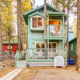 Near Skiing & Hiking: Dog-Friendly Big Bear Cabin，位于大贝尔城的酒店