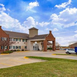 AmericInn by Wyndham Pella，位于Pella的酒店