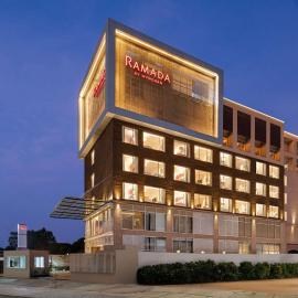 Ramada by Wyndham Gorakhpur Gorakhnath Mandir Road,位于戈勒克布尔的酒店