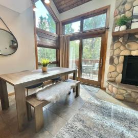 Ski in Ski out Townhome, Indoor and outdoor pools, hot tub, fire pits, and more，位于卢森的酒店