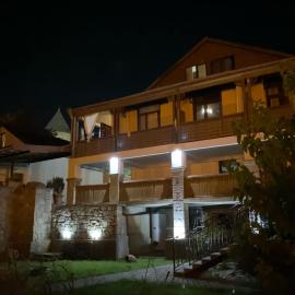 8 rooms，位于姆茨赫塔的酒店