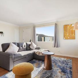 Mountain View 2BR Retreat with Private Deck，位于帕西菲卡的酒店