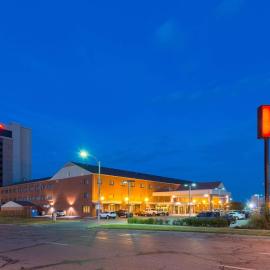 Ramada by Wyndham Topeka Downtown Hotel & Convention Center，位于托皮卡的酒店