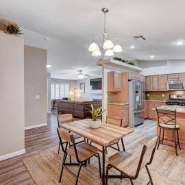 Cozy Getaway with King Bed, BBQ & Spacious Backyard，位于亨德森的酒店