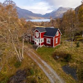 Handeland Lodge Near Trolltunga and Pulpit Rock Sleeps 18 with Sauna，位于Sauda的酒店