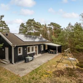 Awesome Home In Nexø With Wifi，位于内克瑟的酒店