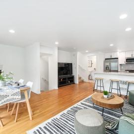 Green Lake Remodelled home with AC garage yard，位于西雅图的酒店