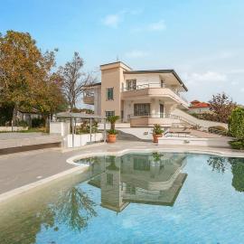 Awesome Home In Caserta，位于卡塞塔的酒店