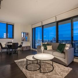 Poolside Bliss - 22 FL w Tower Views! FREE Banff Pass, Gym, Parking, Summer Outdoor Pool!，位于卡尔加里的酒店