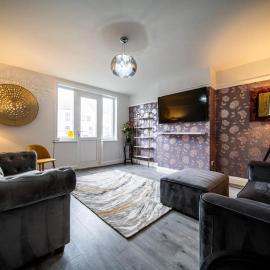 Spacious Apartment With A Terrace Style Rooftop，位于克利夫利斯的酒店