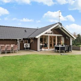 Awesome Home In Ulfborg With Kitchen，位于乌尔夫堡的酒店