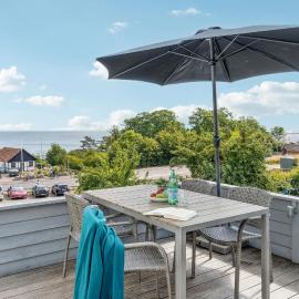 2 Bedroom Awesome Apartment In Allinge，位于阿灵厄的酒店