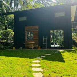Casita Luna Tiny Home with garden kitchen wifi 2 scooters，位于爱妮岛的酒店