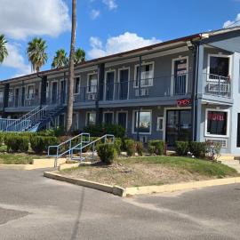 Deluxe Inn Airport，位于麦卡伦的酒店
