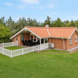 Four-Bedroom Holiday Home In Ulfborg，位于乌尔夫堡的酒店