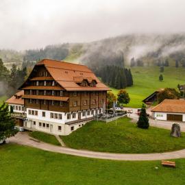 Hotel Kurhaus Heiligkreuz，位于Heiligkreuz的酒店