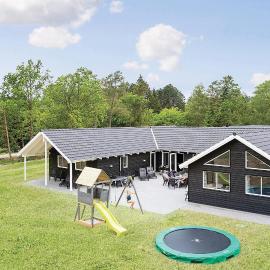Eight-Bedroom Holiday Home Frederiksværk With A Room Hot Tub 03，位于弗雷德里克斯伐克的酒店