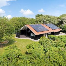 Four-Bedroom Holiday Home In Sydals，位于Sønderby的酒店
