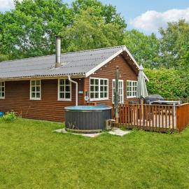 Amazing Home In Thyholm With Wifi，位于蒂霍尔姆的酒店