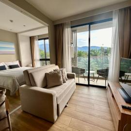 Cozy apartment with a Resort Facilities in Bangtao，位于邦涛海滩的酒店