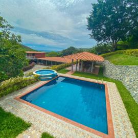 Finca Las Gaviotas - Cerca a Cali - Privacidad, Piscina y Naturaleza，位于Yumbo的酒店