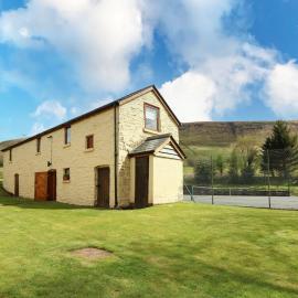Ty Hir at Blaenbrynich Farm，位于布雷肯的酒店