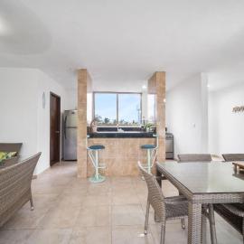 San Bruno TROPICAL Villa With POOL，位于San Bruno的酒店