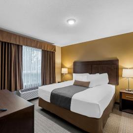 Best Western Plus Lacombe Inn and Suites，位于拉科姆的酒店