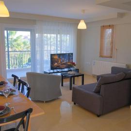 Villa with garden in Urla, Torasan，位于乌尔拉的酒店