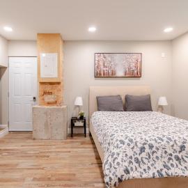 ENTIRE 1 BEDROOM APARTMENT ACROSS FROM GOOGLE - br1，位于基奇纳的酒店