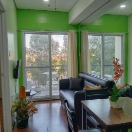 1BR Condo w Pool & Balcony Near Robinson Place - F&M Homes - Sitio Uno Residences, Pueblo de Panay，位于罗哈斯城的酒店