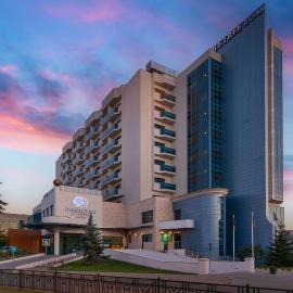 DoubleTree by Hilton Oradea，位于奥拉迪亚的酒店