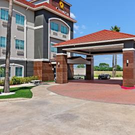 La Quinta Inn Suites by Wyndham Raymondville Harlingen，位于Raymondville的酒店