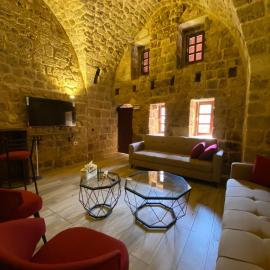 Nina s House Charming Loft in 700-Year-Old Gem in heart of Byblos，位于朱拜勒的酒店