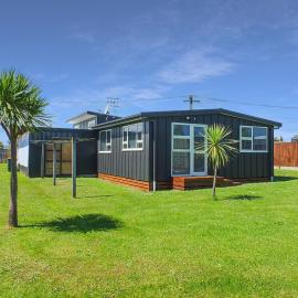Snapper Bach - Foxton Beach Holiday Home，位于Foxton的酒店