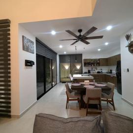 Preciosa Casa en Mérida, 2 Habitaciones, Excelente Ubicación, AC, Alberca, Asador y Estacionamiento，位于梅里达的酒店