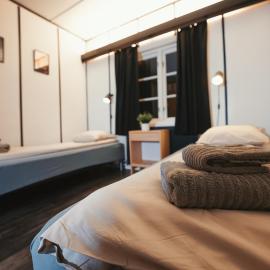 Gjestehuset 102 - your home away from home!，位于朗伊尔城的酒店
