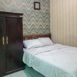 Trihakso Guest House near Kaliurang RedPartner，位于斯勒曼的酒店