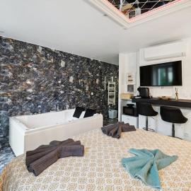 Love Room - La Création d'Adam avec Jacuzzi